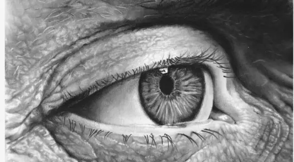 Un œil âgé, rendu avec un réalisme saisissant sur un dessin sur feuille noir facile. Les rides profondes racontent une histoire.