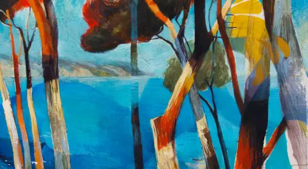Silhouette d'arbres aux troncs colorés devant une mer bleue vibrante. Un dessin stylisé, presque un parasol abstrait, se dessine dans le ciel.
