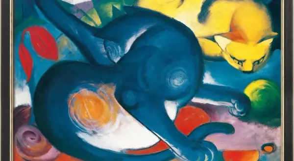 Deux chats aux couleurs vives, l'un bleu, l'autre jaune, dansent dans un paysage abstrait. Une œuvre de Franz Marc, ce "chat" exprime la joie et le mouvement.