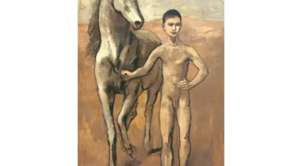 Un jeune garçon nu, comme dans un dessin Picasso enfant, pose fièrement à côté d'un cheval blanc.
