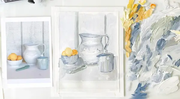 Peinture d'une nature morte facile : cruches et fruits dans des tons doux, avec des touches de jaune vif.