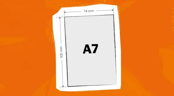 Carte au format A7, mesurant 74 x 105 mm, sur un fond orange graphique.