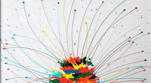 Une oeuvre d'art joie éclatante, où des fils de peinture colorée jaillissent d'un centre vibrant sur fond blanc, évoquant une explosion de bonheur.