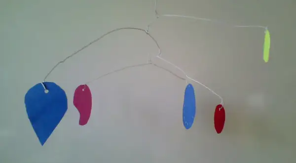 Mobile aux formes colorées, inspiré par Calder, parfait pour une chambre de maternelle.