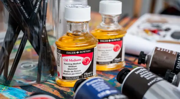 Bouteilles de médium à l'huile Daler Rowney, idéales pour modifier la consistance et le rendu de vos peintures.