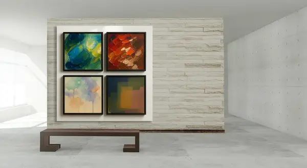 Quatre tableaux de différents types de peinture, disposés en carré, dans une galerie d'art moderne.