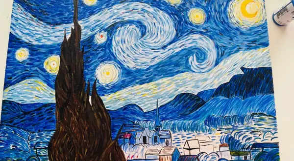 Peinture inspirée de la van gogh technique de peinture, avec un ciel étoilé tourbillonnant, un cyprès sombre et un village.