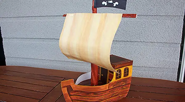 Maquette de bateau pirate en carton, prêt pour l'abordage.