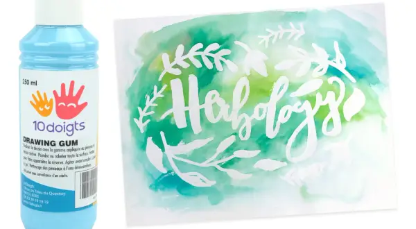 Bouteille de drawing gum 10 doigts à côté d'une illustration florale verte et bleue avec le mot "Herbology" écrit en blanc.