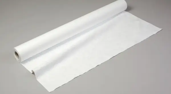 Rouleau de papier blanc sans acide, prêt à protéger vos œuvres d'art les plus précieuses.