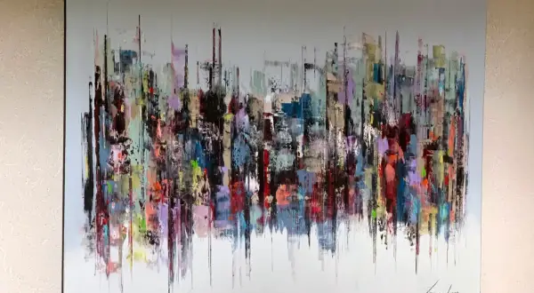 Peinture abstraite d'une ville aux couleurs vives, évoquant l'énergie d'un artiste contemporain.