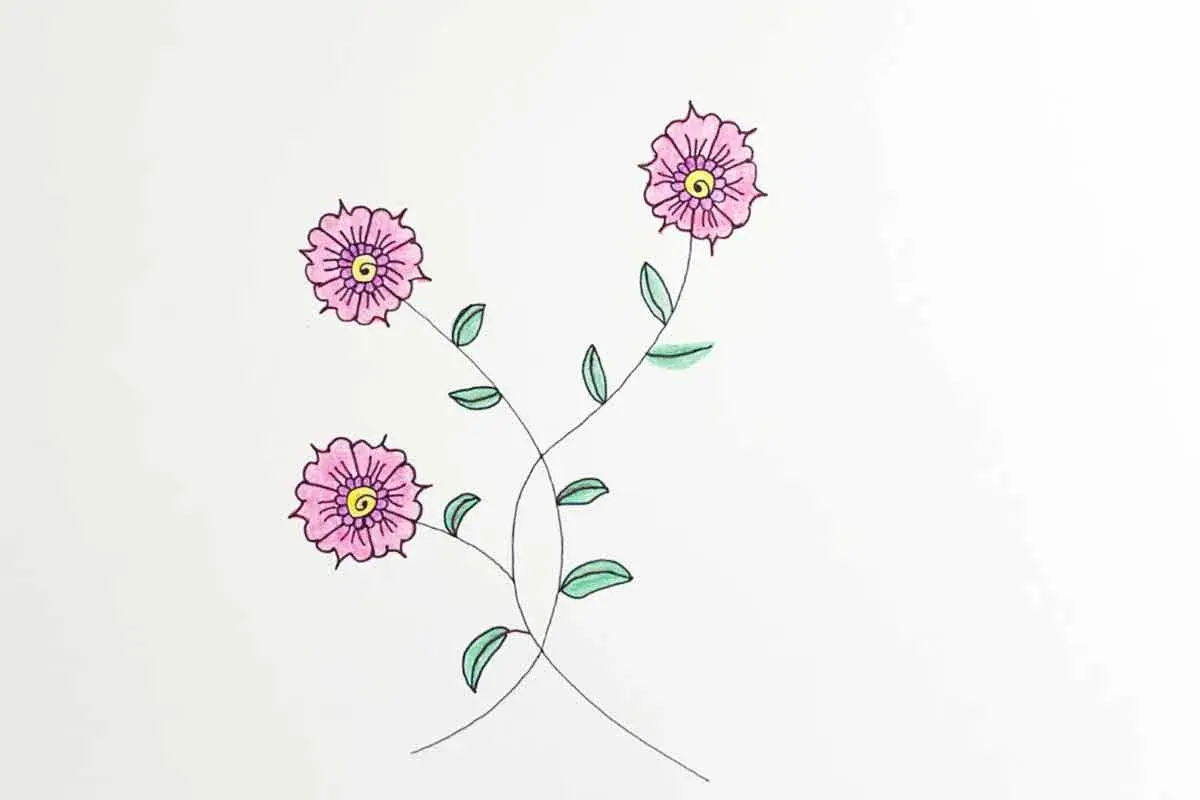 Un dessin facile pour enfant : trois jolies fleurs roses aux cœurs jaunes, avec des tiges vertes et des feuilles.