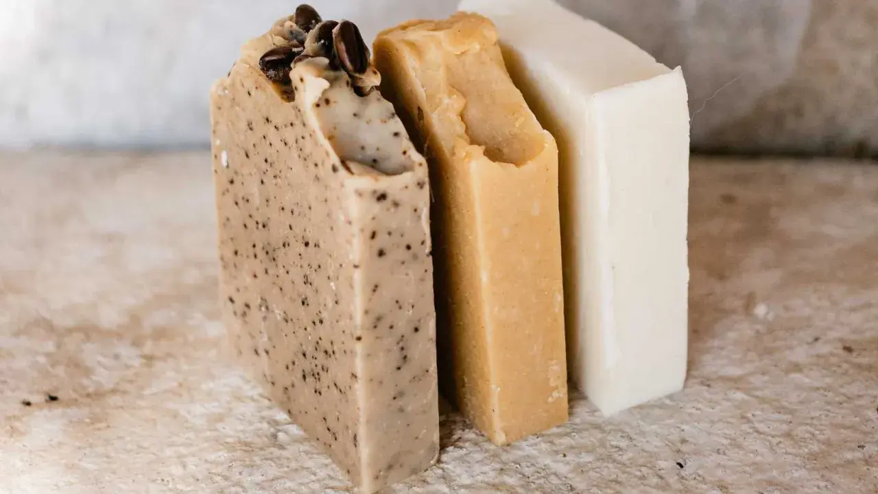 Trois savons artisanaux, dont un au café, parfaits pour faire du savon facile.