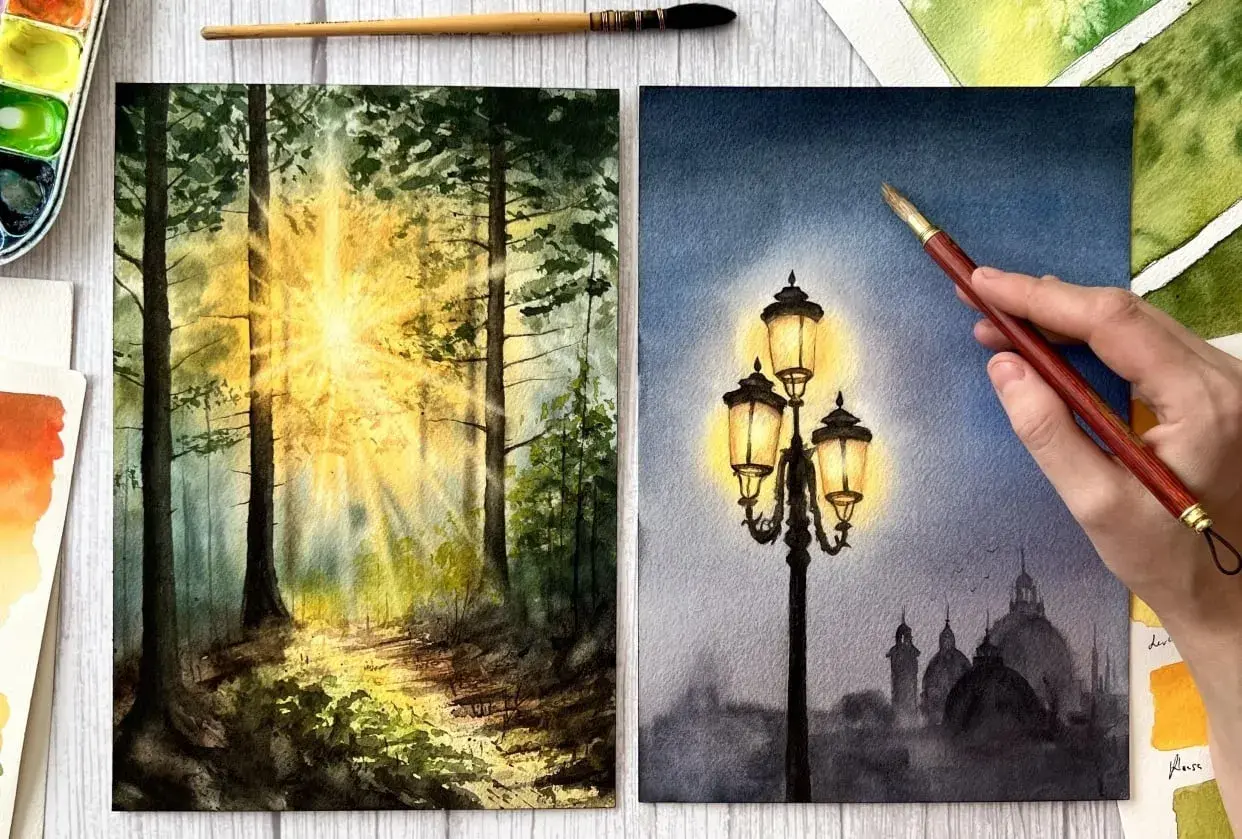 Deux aquarelles : un sentier forestier baigné de soleil et un lampadaire illuminant une ville brumeuse. Beaux paysages à peindre.