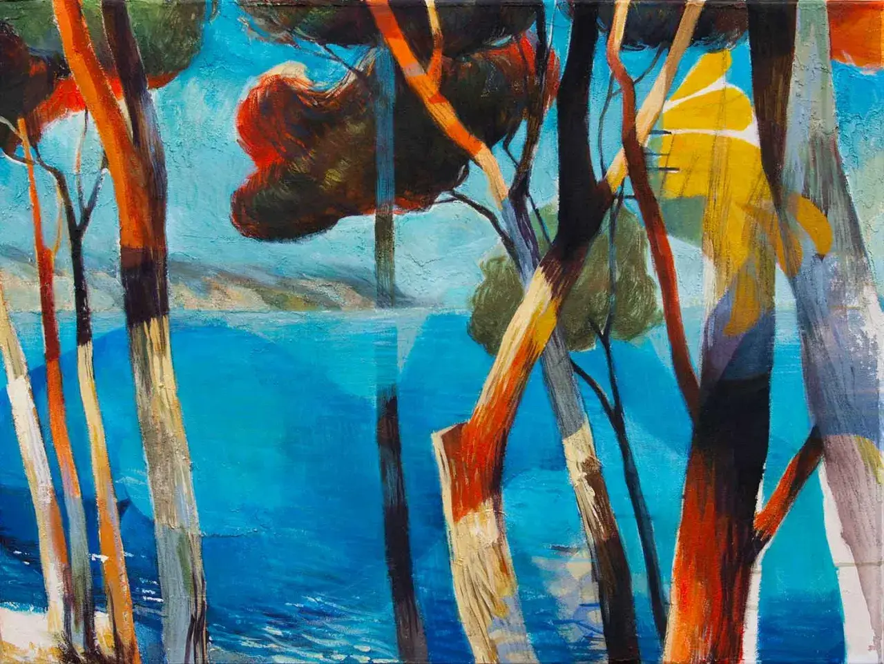 Silhouette d'arbres aux troncs colorés devant une mer bleue vibrante. Un dessin stylisé, presque un parasol abstrait, se dessine dans le ciel.