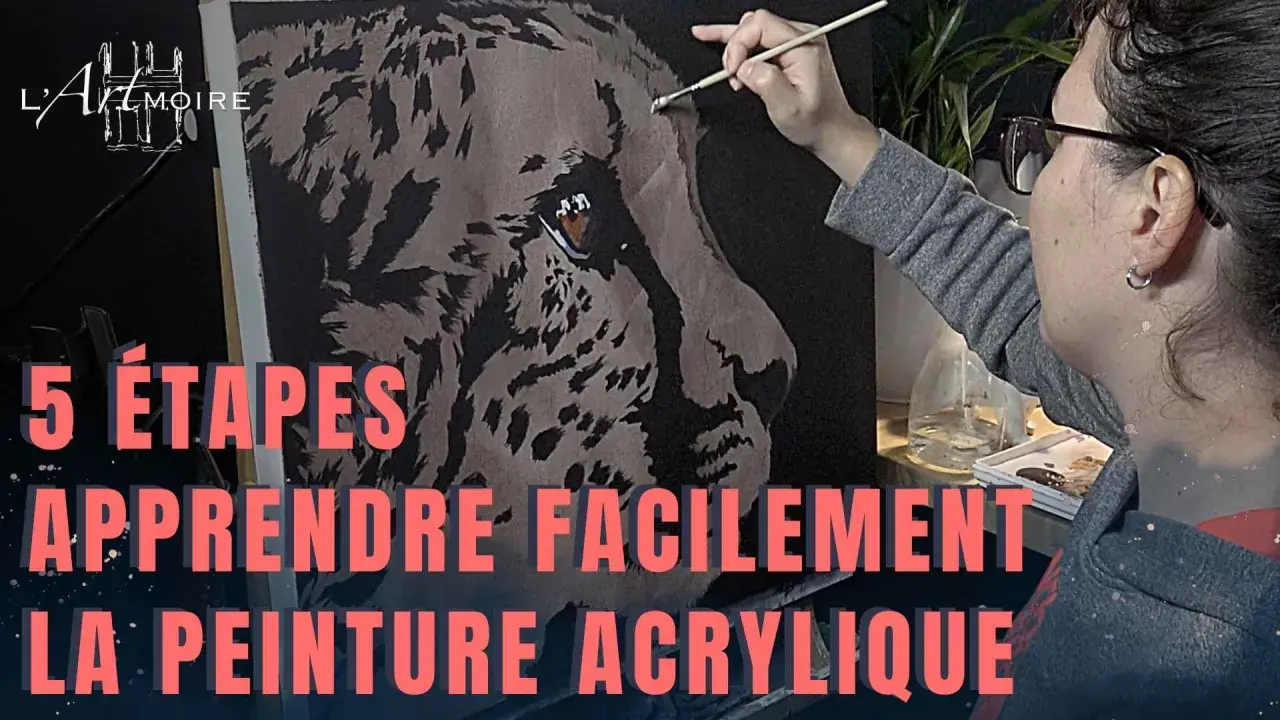Une artiste utilise un pinceau pour apprendre à peindre un léopard en 5 étapes faciles.