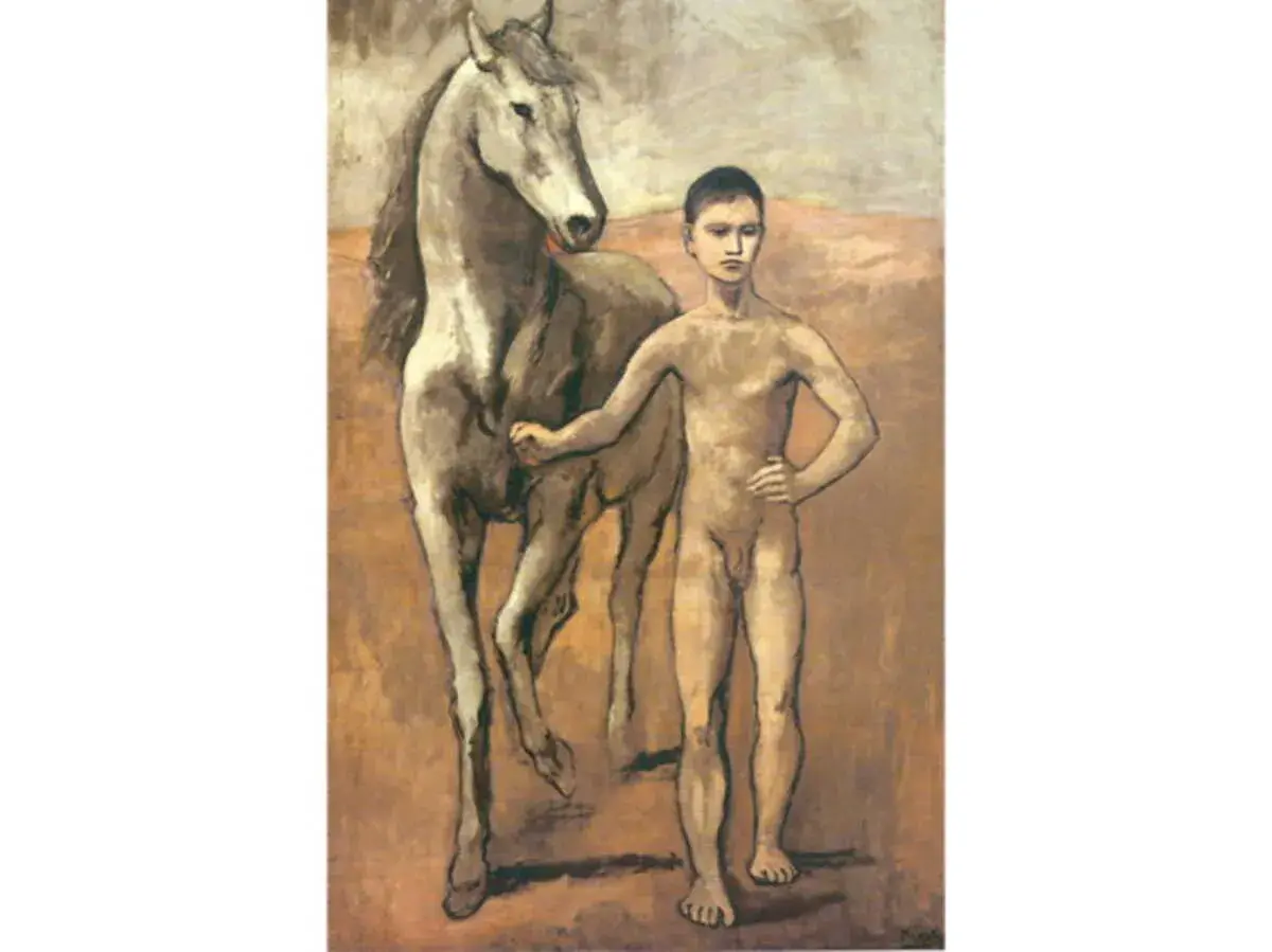 Un jeune garçon nu, comme dans un dessin Picasso enfant, pose fièrement à côté d'un cheval blanc.