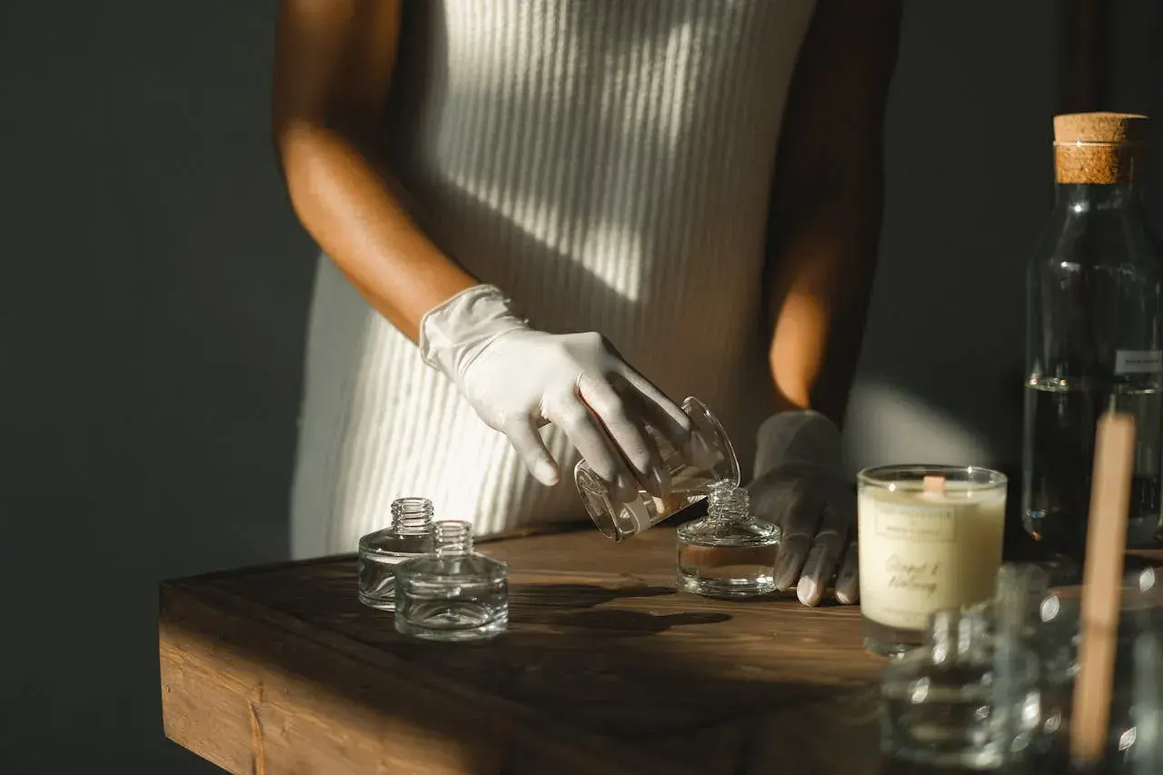 Gants blancs pour manipuler des liquides. Attention, l'essence de térébenthine danger, peut être inflammable.