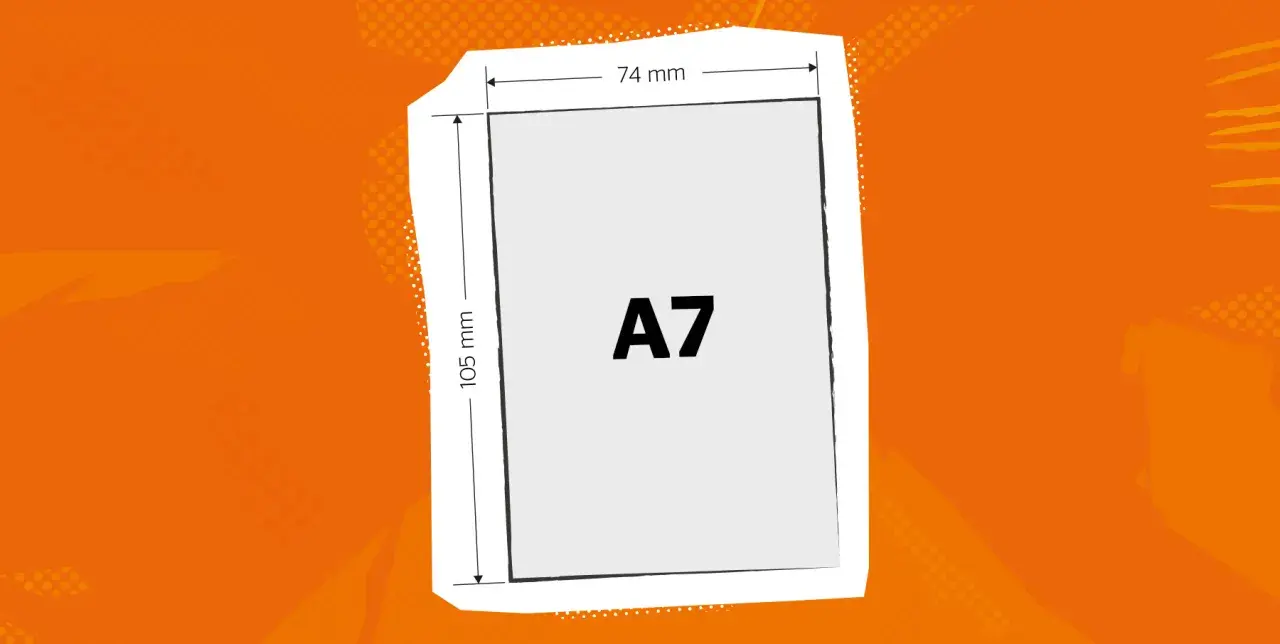 Carte au format A7, mesurant 74 x 105 mm, sur un fond orange graphique.