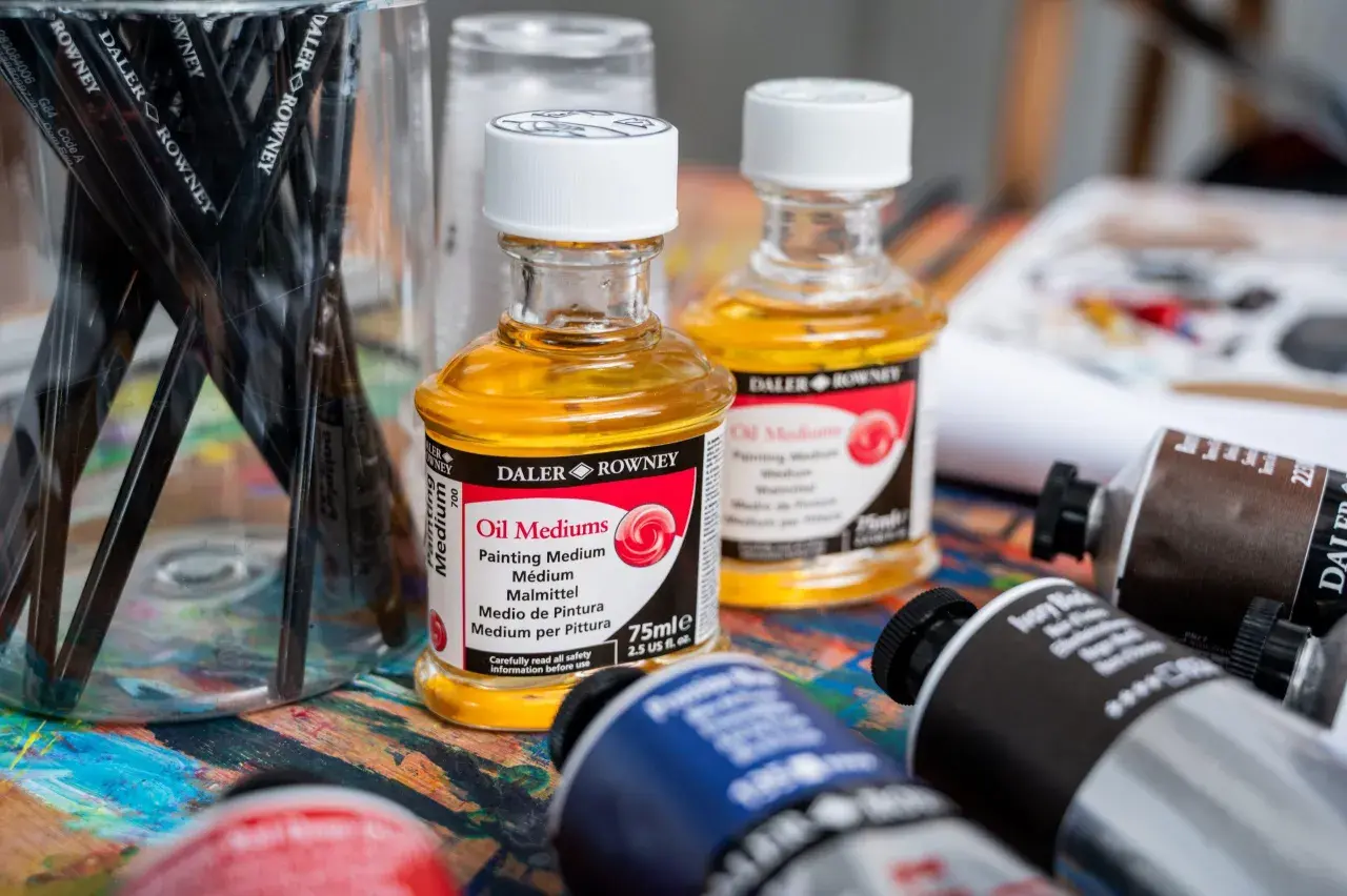 Bouteilles de médium à l'huile Daler Rowney, idéales pour modifier la consistance et le rendu de vos peintures.