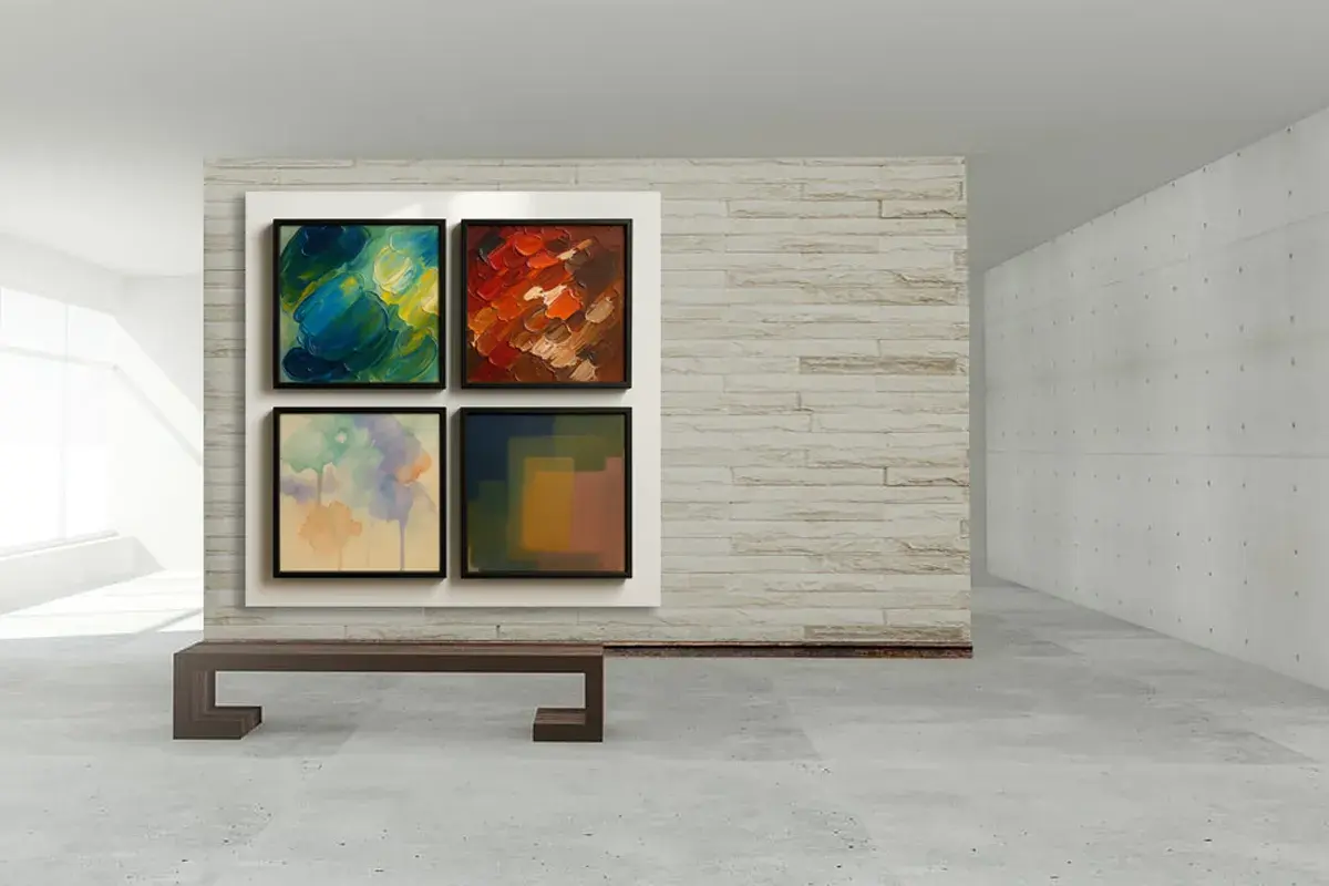 Quatre tableaux de différents types de peinture, disposés en carré, dans une galerie d'art moderne.