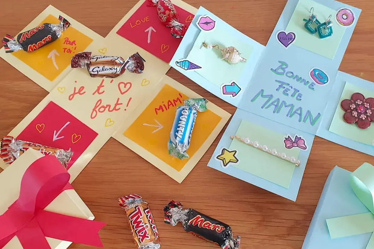Boîte cadeau explosion décorée de chocolats, de messages et de petits cadeaux pour la fête des mères.