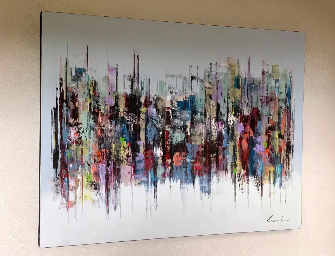 Peinture abstraite d'une ville aux couleurs vives, évoquant l'énergie d'un artiste contemporain.