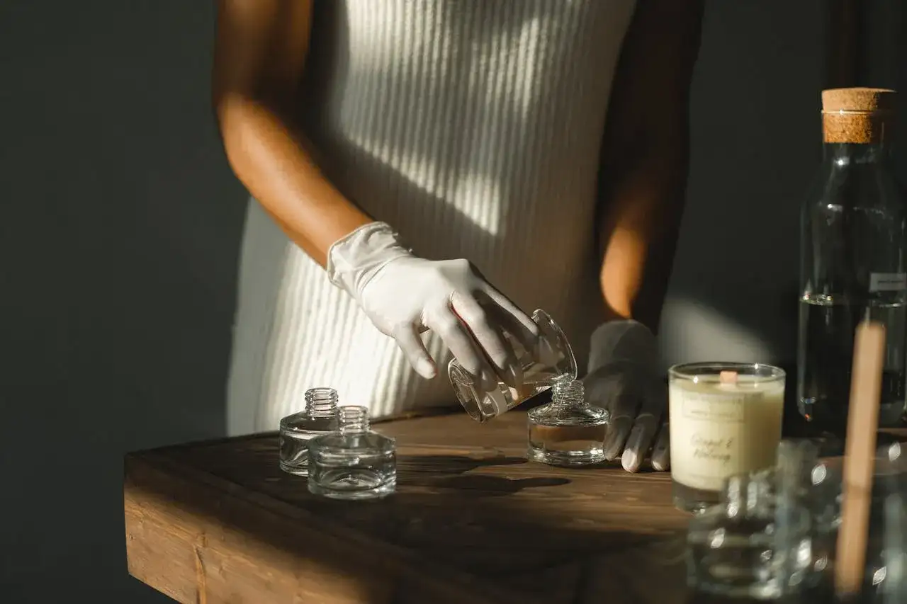 Gants blancs pour manipuler des liquides. Attention, l'essence de térébenthine danger, peut être inflammable.