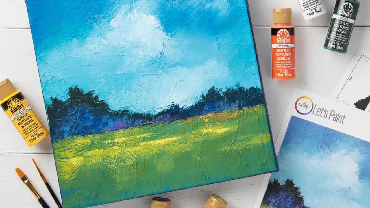 Peinture acrylique texturée d'un paysage verdoyant sous un ciel bleu éclatant. Des touches de jaune et d'orange animent la prairie.
