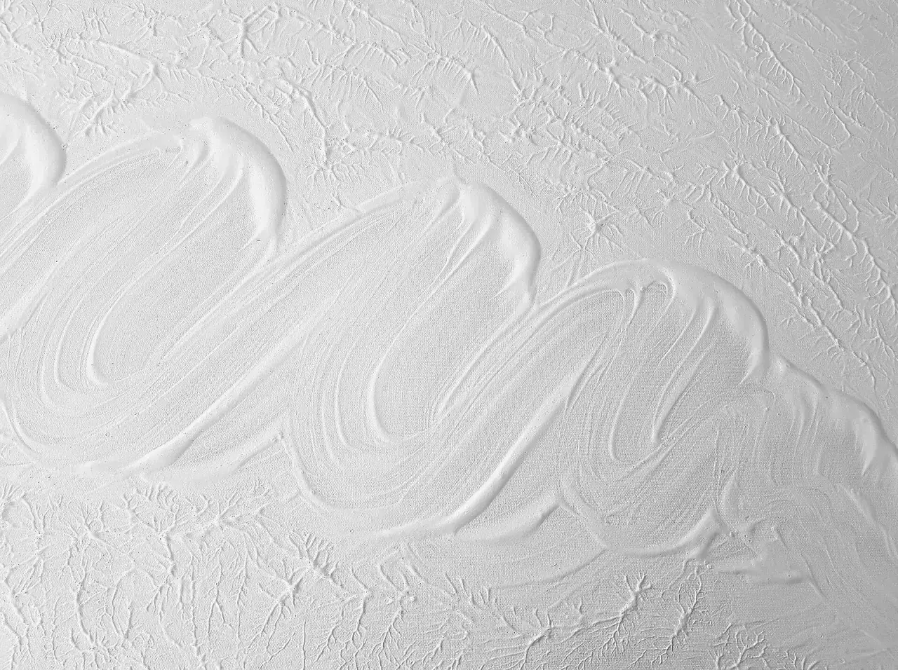 Texture blanche et &eacute;paisse cr&eacute;&eacute;e en m&eacute;langer gesso et peinture acrylique. Des vagues douces contrastent avec un fond craquel&eacute;.