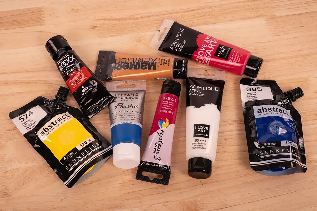Des tubes de peinture acrylique de diverses couleurs et marques, parfaits pour apprendre &agrave; peindre.