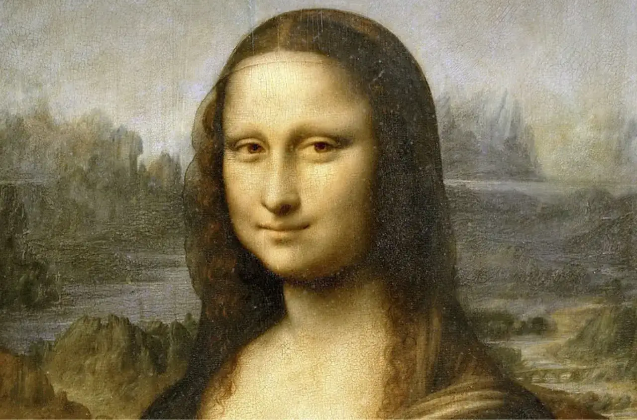 Portrait de Mona Lisa, œuvre d'un peintre connu, avec son sourire énigmatique et un paysage brumeux en arrière-plan.