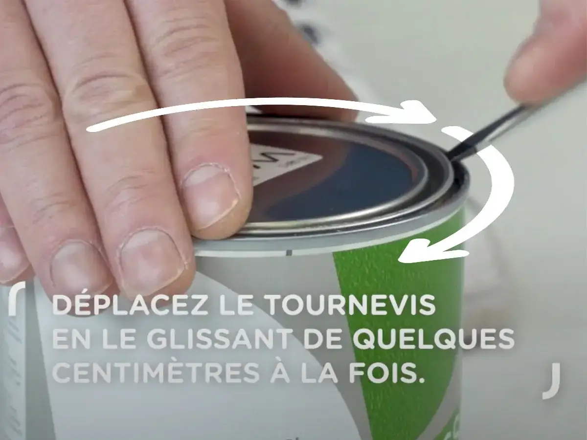 Maintenant, vous savez comment ouvrir un gros pot de peinture ! Un tournevis glisse le long du bord pour soulever le couvercle.