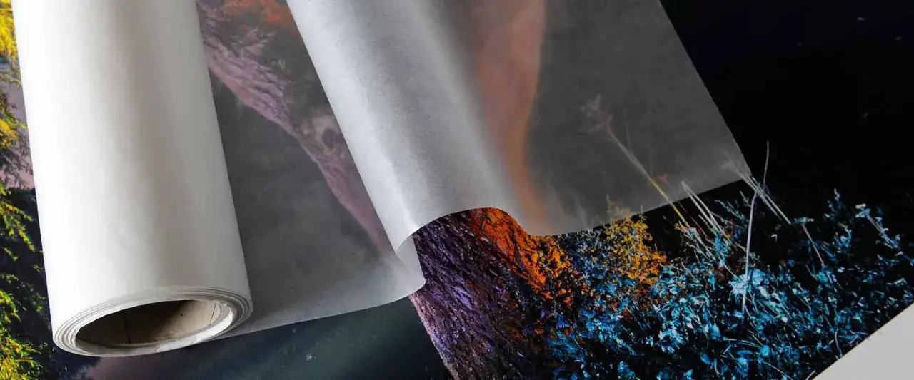 Rouleau de papier sans acide prot&eacute;geant une impression vibrante de nature.