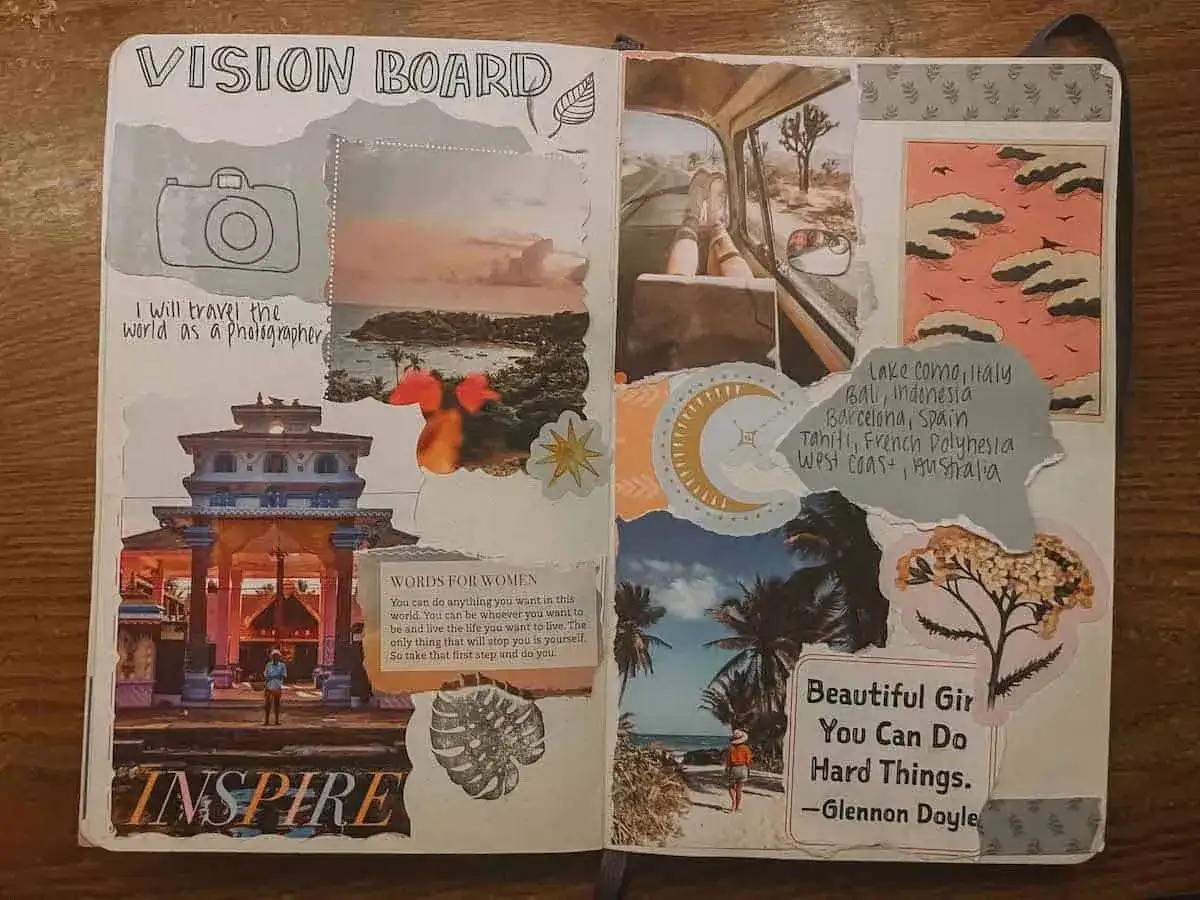 Un carnet de voyages inspirant avec des photos de destinations r&ecirc;v&eacute;es, des citations motivantes et un appareil photo, symbolisant le d&eacute;sir de voyager et de capturer le monde.