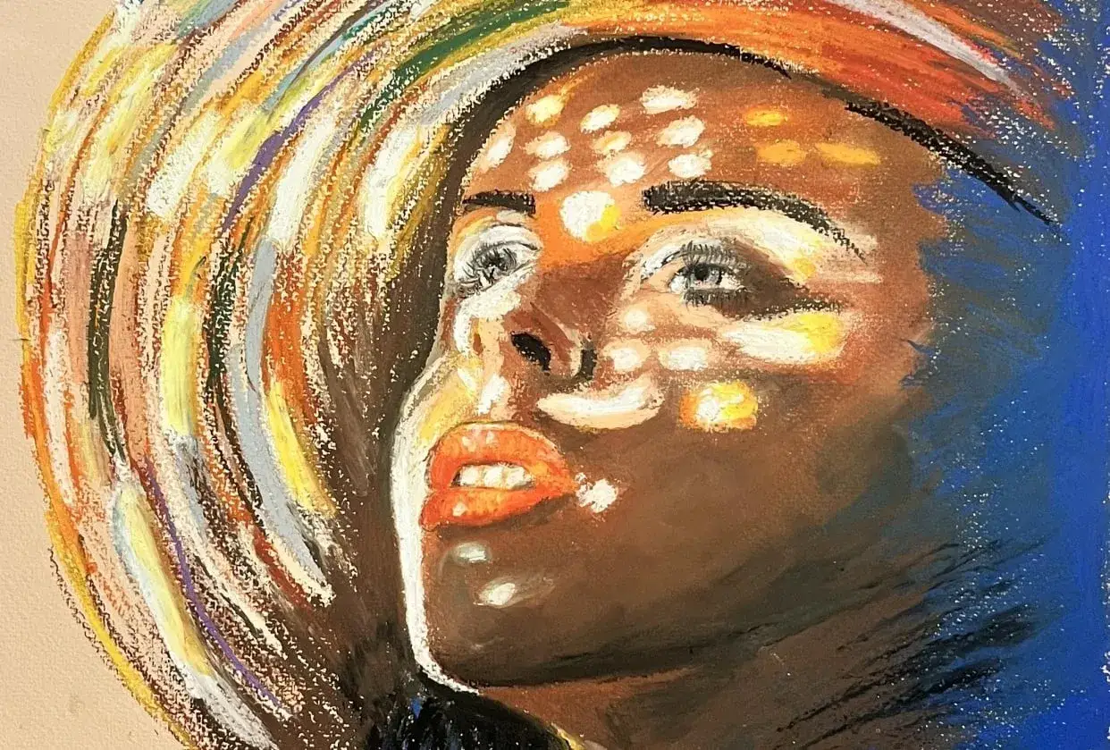 Portrait &agrave; l'huile d'une femme aux yeux lev&eacute;s, son visage illumin&eacute; par des touches de lumi&egrave;re vive. Une chevelure aux couleurs de l'arc-en-ciel l'entoure.