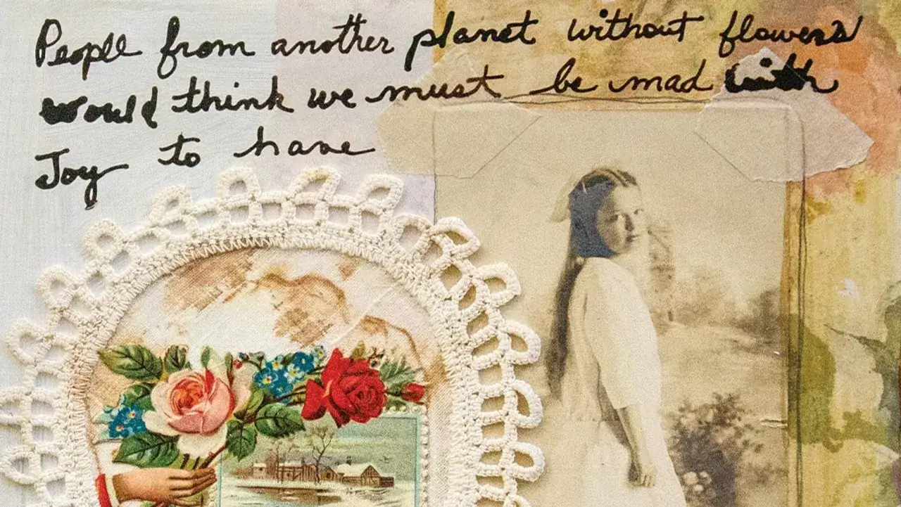 Une oeuvre d'art avec des mots, une photo ancienne de fille, de la dentelle et des fleurs. Les mots disent : 