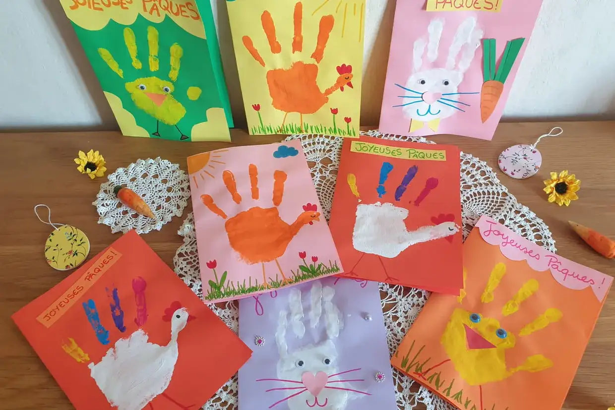 Joyeuses P&acirc;ques ! Des cartes faites avec amour, utilisant la peinture avec les mains pour cr&eacute;er des poules, des lapins et des poussins.