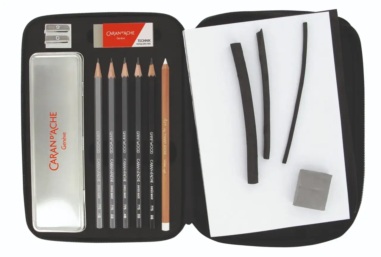 Kit de dessin Caran d'Ache pour d&eacute;butant : crayons, fusains, gomme et taille-crayon. Id&eacute;al pour un dessin et peinture facile.