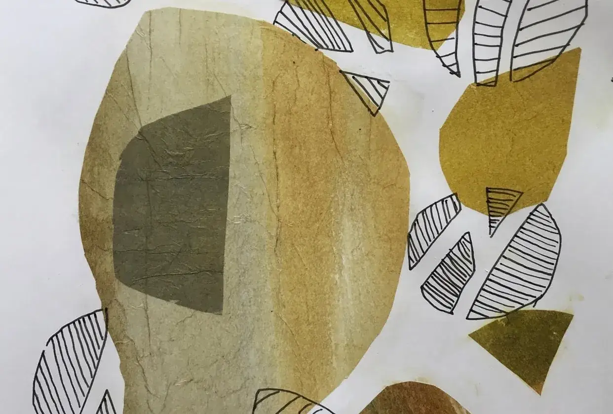 Collage papier de soie aux tons terreux, formes organiques et traits noirs &eacute;voquant des feuilles ou des p&eacute;tales.