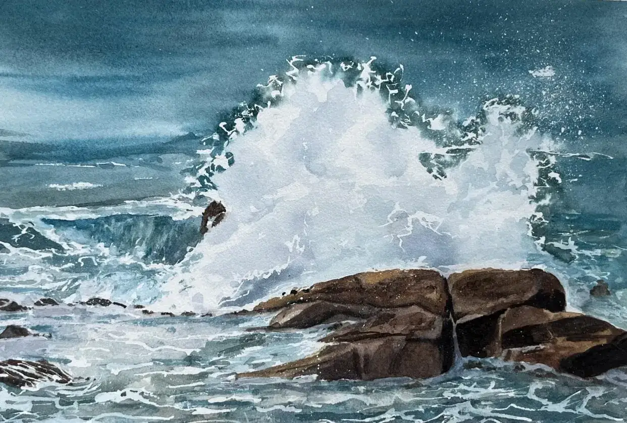 Aquarelle mer et rochers : une vague puissante se brise sur des rochers, projetant de l'&eacute;cume blanche dans un ciel bleu sombre.