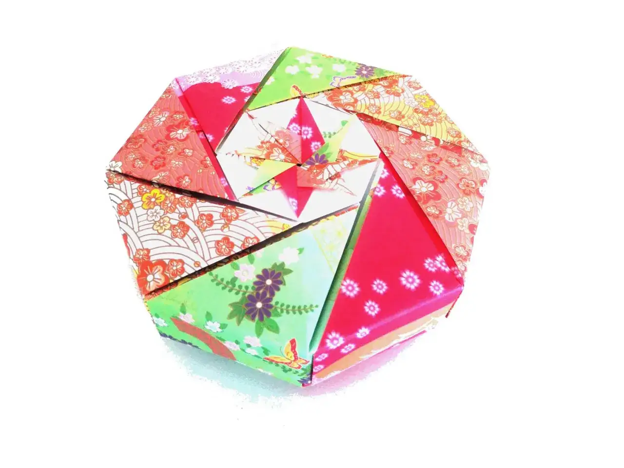 Une bo&icirc;te cadeau origami aux motifs floraux color&eacute;s, parfaite pour fabriquer une surprise unique.