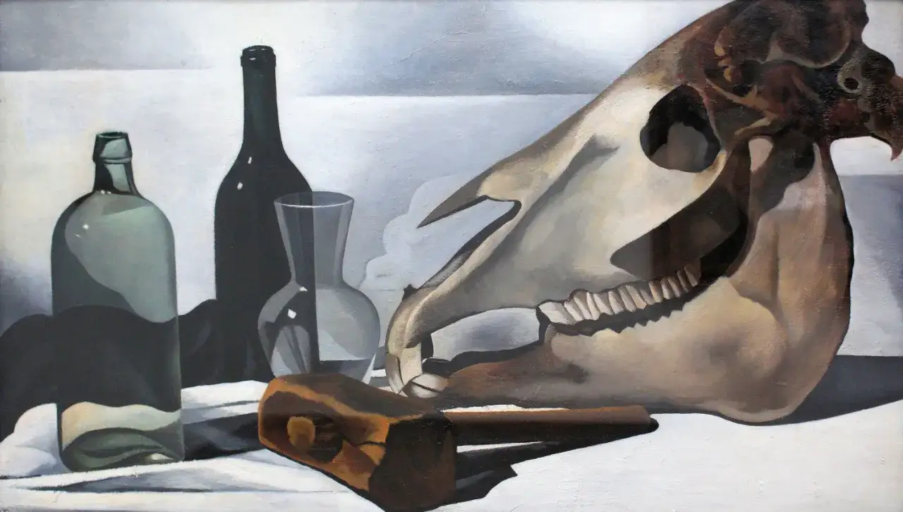 Un dessin nature morte moderne avec un cr&acirc;ne de cheval, des bouteilles et un marteau.