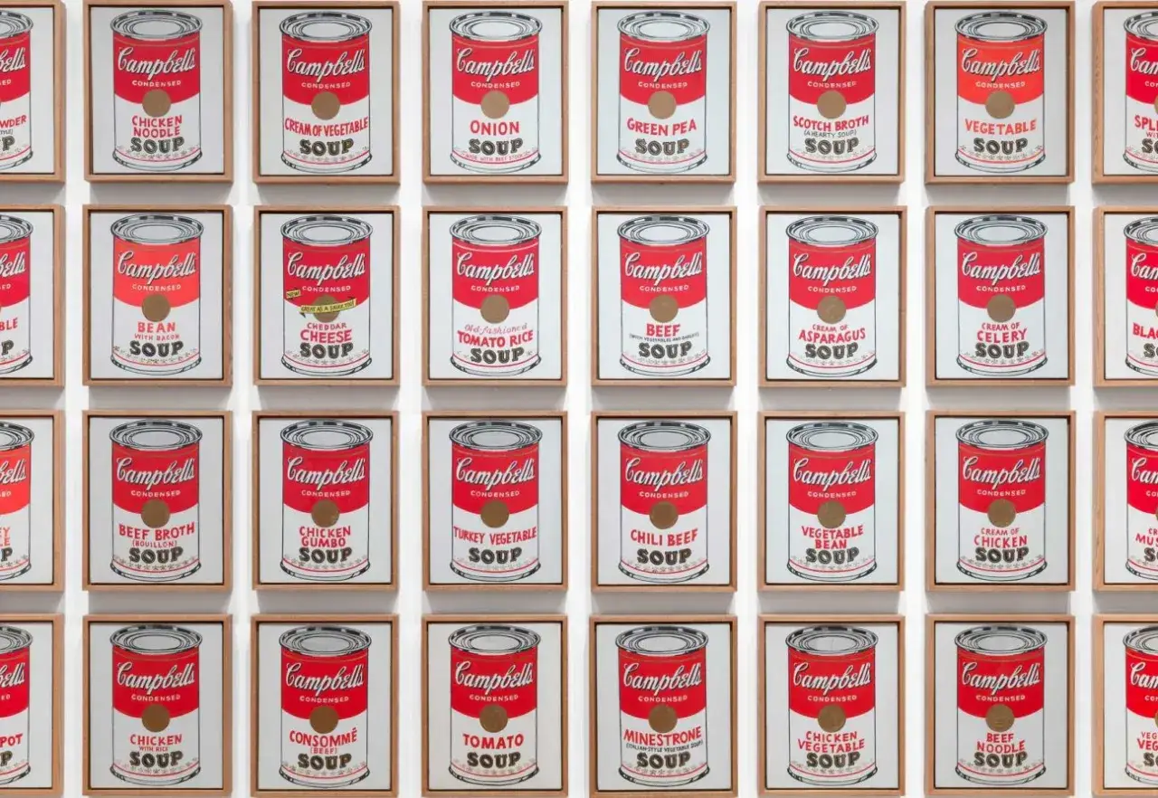 Une collection d'œuvres d'art inspirées par le mouvement artistique d'Andy Warhol, présentant des boîtes de soupe Campbell's.
