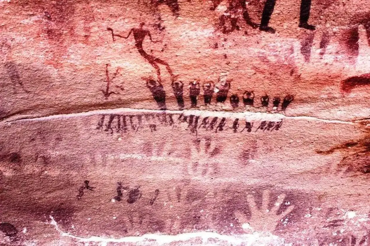 Peintures rupestres de la grotte de Lascaux : silhouettes humaines, animaux et empreintes de mains.