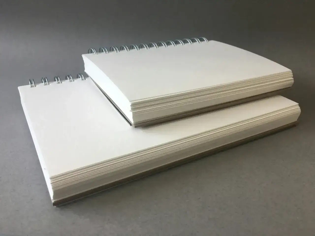 Deux carnets &agrave; spirales, remplis de papier pour acrylique, pr&ecirc;ts &agrave; accueillir vos cr&eacute;ations.