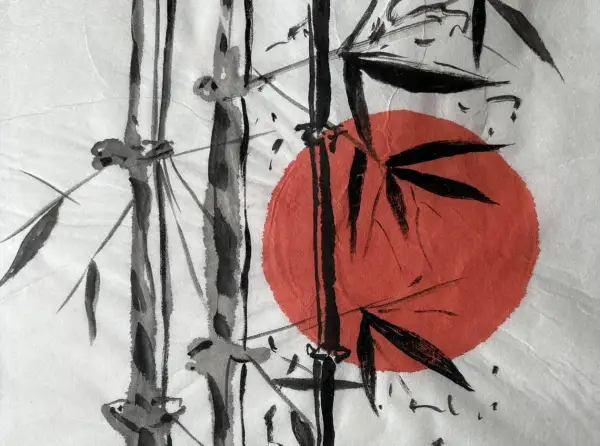 Peinture style japonais : tiges de bambou noires et grises sur fond blanc, avec un soleil rougeoyant.