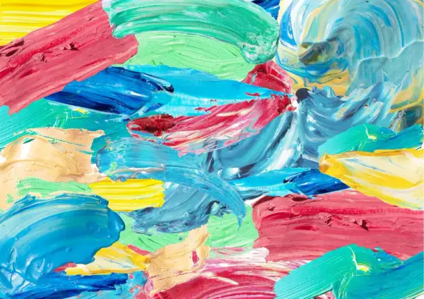 Une oeuvre d'art avec des mots peints en larges coups de pinceau vibrants : rose, bleu, vert, jaune et crème.