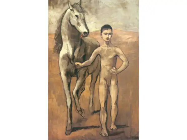 Un jeune garçon nu, comme dans un dessin Picasso enfant, pose fièrement à côté d'un cheval blanc.