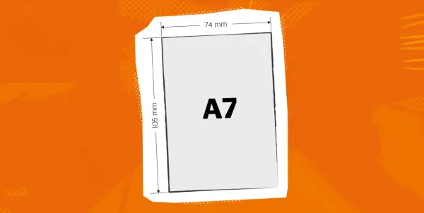 Carte au format A7, mesurant 74 x 105 mm, sur un fond orange graphique.